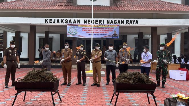 
					Wakil Ketua Mahkamah Syar’iyah Suka Makmue Hadiri Pemusnahan Barang Bukti Narkotika di Kejari Nagan Raya