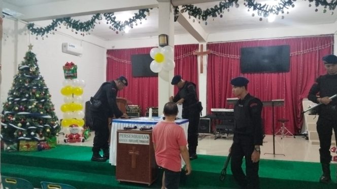 
					Jelang Nataru Sat Brimob Polda Aceh Batalyon C Pelopor Sterilisasi Rumah Ibadah dan Gereja