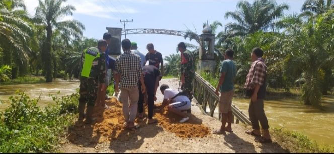 
					Sinergi TNI Bersama Rakyat, Anggota Koramil 09/Trumon Tengah Bantu Warga Perbaiki Jembatan Ambruk