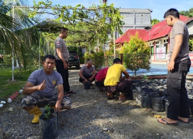 
					Dukung Program Pemerintah, Polsek Trumon Timur Laksanakan Kegiatan Jum’at Bersih dan Tanam Cabe Keriting