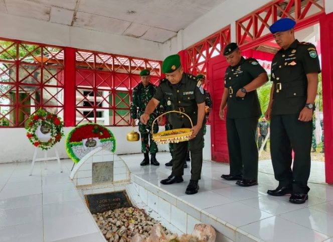 
					Momentum Peringatan Hari Juang TNI AD Tahun 2024, Jajaran Kodim Asel Ziarahi Makam Teuku Cut Ali