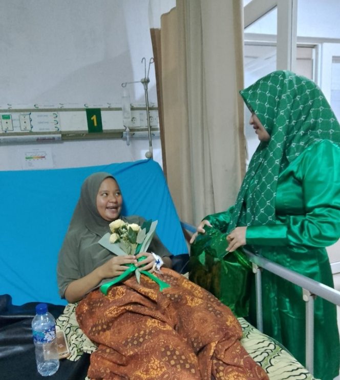 
					Momen Hari Ibu, Yenni Rosnizar Kunjungi Para Ibu yang Bersalin di RSUYA