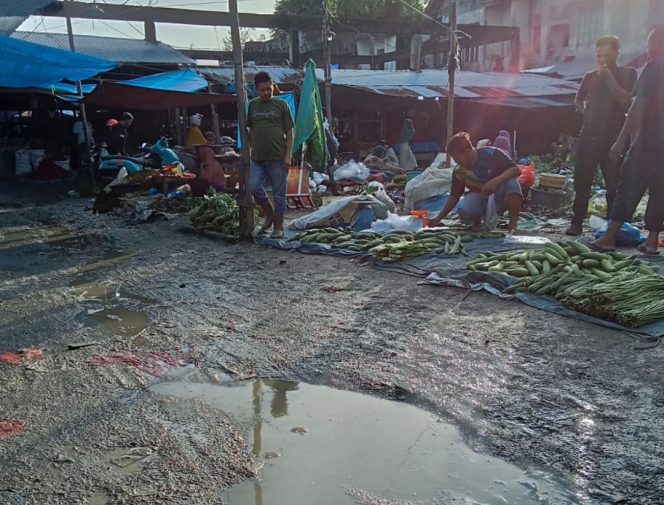 
					Kondisi Jalan Pasar Pagi Bina Usaha Meulaboh, Kabupaten Aceh Barat. Kamis (30/1/2025) foto/ist