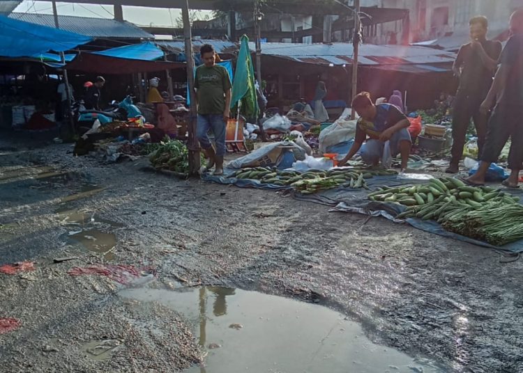 Kondisi Jalan Pasar Pagi Bina Usaha Meulaboh, Kabupaten Aceh Barat. Kamis (30/1/2025) foto/ist