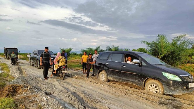 
					Teks poto: 
Ketua Komisi 1 DPRK Nagan Raya, saat meninjau Jalan Menuju Desa Terpencil Kuala Seumayam, Darul Makmur, Nagan Raya.