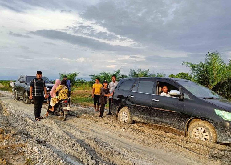 Teks poto: 
Ketua Komisi 1 DPRK Nagan Raya, saat meninjau Jalan Menuju Desa Terpencil Kuala Seumayam, Darul Makmur, Nagan Raya.