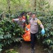 Polisi evakuasi mayat di kebun di Kabupaten Bener Meriah, Jumat (31/1/2025) foto /ist
