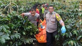 Polisi evakuasi mayat di kebun di Kabupaten Bener Meriah, Jumat (31/1/2025) foto /ist