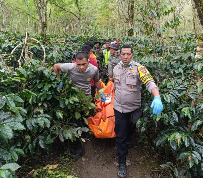 
					Polisi evakuasi mayat di kebun di Kabupaten Bener Meriah, Jumat (31/1/2025) foto /ist