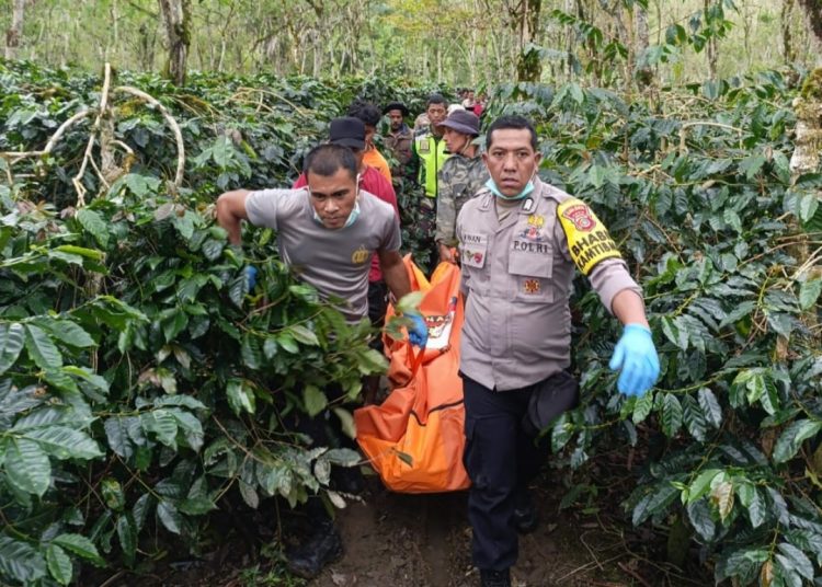 Polisi evakuasi mayat di kebun di Kabupaten Bener Meriah, Jumat (31/1/2025) foto /ist