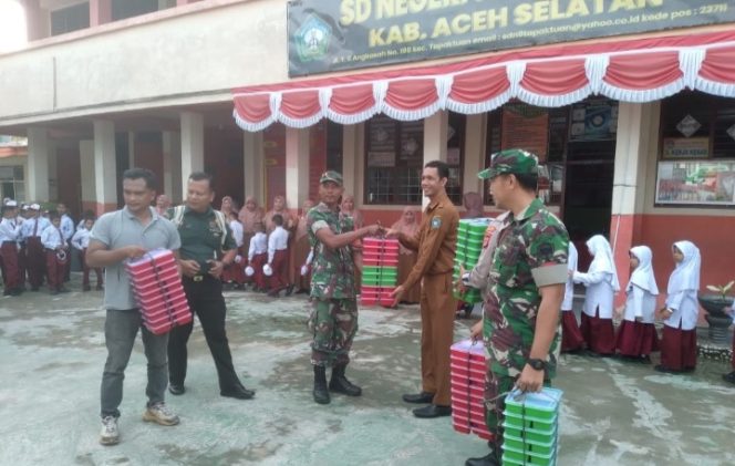 
					Babinsa Kodim Aceh Selatan Ikut Dampingi Pemberian Uji Coba Makanan Bergizi Gratis