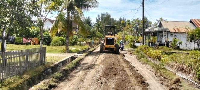 
					Respon Keluhan Masyarakat, PUPR Aceh Barat Lakukan Penimbunan dan Perataan Jalan Wisata Punti