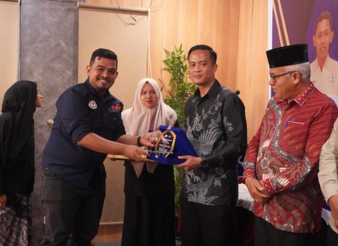 
					Danrem 012/TU Terima Penghargaan Dari SWI Aceh Barat, Kategori Institusi Rawat Cagar Budaya