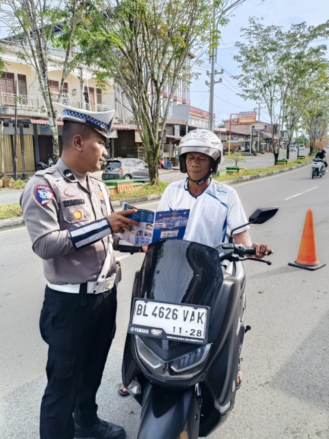
					Personil Sat Lantas Polres Nagan Raya Laksanakan Pembagian Brosur Keselamatan Berlalu Lintas