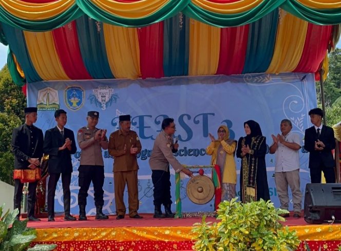 
					SMAN 1 Tapaktuan Gelar Feast III dengan Tema Travel Time