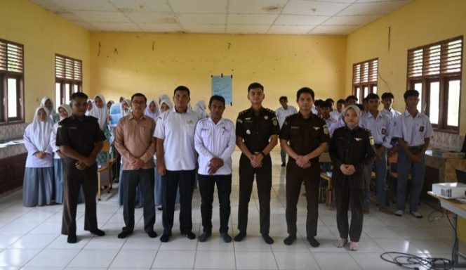 
					Program Jaksa Masuk Sekolah, Cabjari Bakongan Lakukan Sosialisasi Hukum di SMAN 1 Bakotim