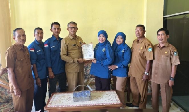 
					Pengurus Daerah IWO Aceh Selatan terima SK dari Kesbangpol