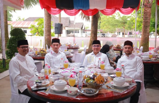 
					Rajut Kebersamaan, Pemkab Aceh Barat Buka Puasa Bersama 2 Mantan PJ Bupati dan Kepala SKPK