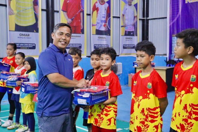 
					Ketua PB PUPR Plus Aceh Barat Bagi Seragam Baru Untuk 12 Atlet Bulutangkis