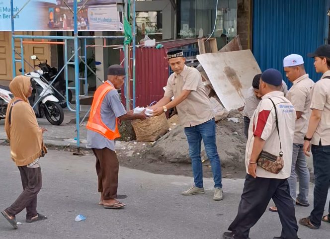 
					Jumat Berkah Bulan Ramadhan, DPD SWI Aceh Barat Bagi Takjil