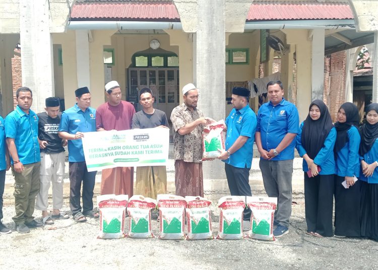 Ketua KNPI Nagan Raya menyerah Infaq beras kepada pesantren Nurul Fata,. Ist foto: ikhsan