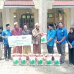 Ketua KNPI Nagan Raya menyerah Infaq beras kepada pesantren Nurul Fata,. Ist foto: ikhsan