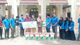 Ketua KNPI Nagan Raya menyerah Infaq beras kepada pesantren Nurul Fata,. Ist foto: ikhsan