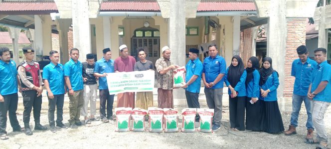 
					Ketua KNPI Nagan Raya menyerah Infaq beras kepada pesantren Nurul Fata,. Ist foto: ikhsan