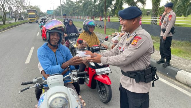 
					Brimob Batalyon C Pelopor Bagi Takjil Kepada Pengguna Jalan