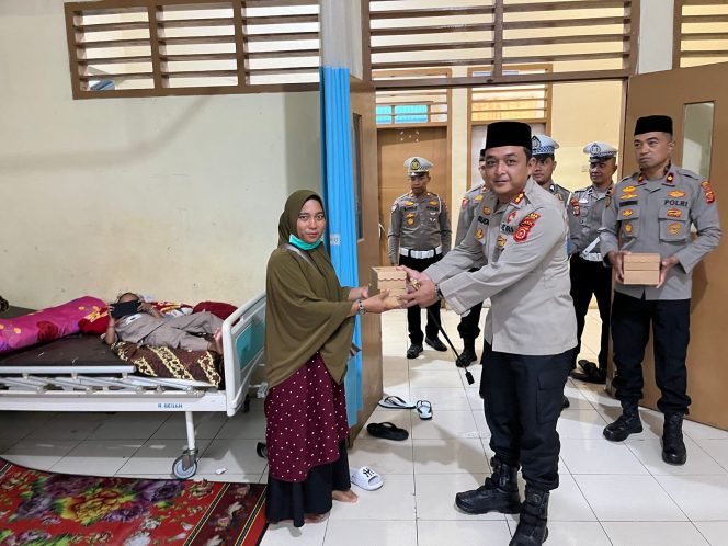 
					Kapolres Nagan Raya Berbagi Takjil di Rumah Sakit Umum Nagan Raya