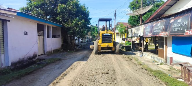 
					Memudahkan Aktivitas Masyarakat, PUPR Lakukan Pemeliharaan Jalan Komplek ADB 1