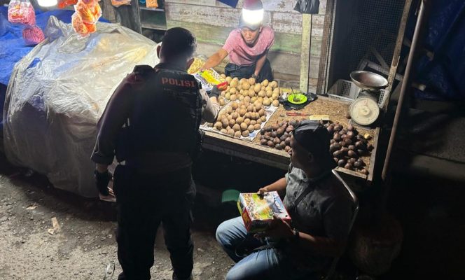 
					Berkeliling Malam, Personel Sat Samapta Polres Langsa Bagikan Sajian Sahur Gratis