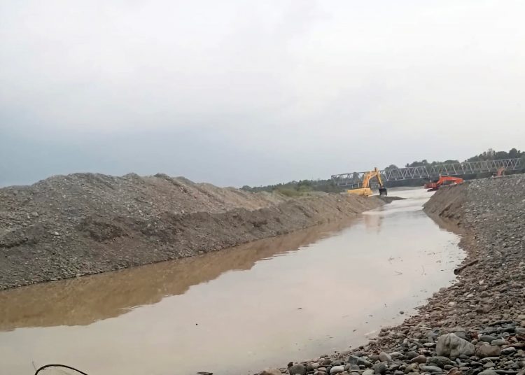 ekskavator sedang melakukan pengerukan di bibir irigasi 3 Seunagan Timur, Kamis. (27/3/2025). | foto : ikhsan