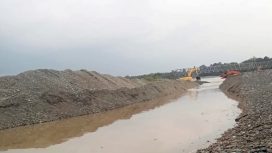 ekskavator sedang melakukan pengerukan di bibir irigasi 3 Seunagan Timur, Kamis. (27/3/2025). | foto : ikhsan