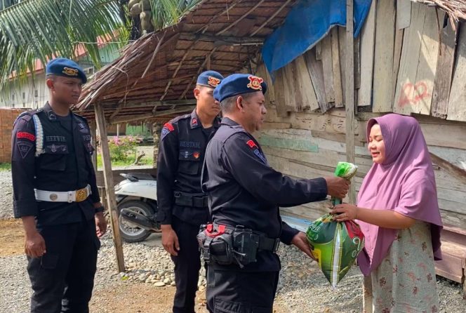
					Brimob Nagan Raya Salurkan Zakat Fitrah Jelang Idul Fitri 1446 H