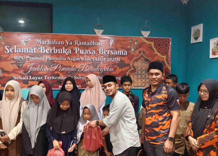 Pemuda Pancasila Kabupaten Nagan Raya Gelar Buka Bersama, Santunan Yatim dan Berbagi Takjil Kepada Pengguna Jalan, Senin, 24/3/2025 | Foto : ikhsan