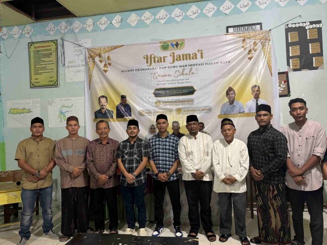 
					Foto Bersama ketua Alumni dan Sekolah srrta ketua DPRK Nagan Raya,. | Foto : ikhsan