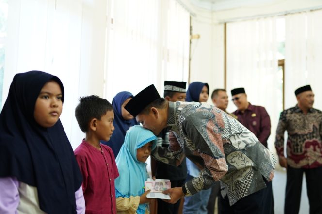
					Bupati Aceh Selatan, Mirwan Serahkan Secara Simbolis Bansos non Tunai Bagi Yatim Piatu
