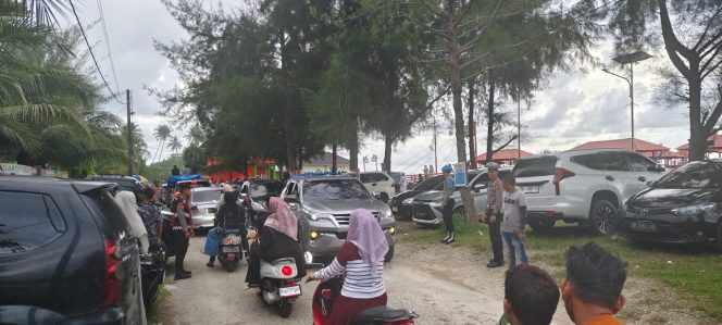 
					Ciptakan Suasana Damai dan Kondusif di Momen Libur Idul Fitri 1446 H, Personel Pos Pam Polres Aceh Selatan Patroli di Tempat Wisata