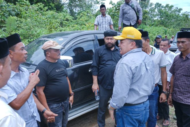 
					Bupati TRK Tinjau Akses Jalan Penghubung Nagan Raya ke Aceh Barat, Minggu, (6/4/2025) | foto : ist