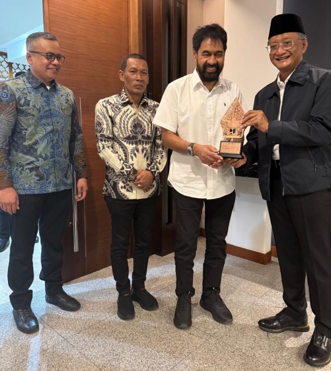 
					Tindak Lanjut Telewicara Dengan Presiden RI, Mualem Temui Menteri PU
