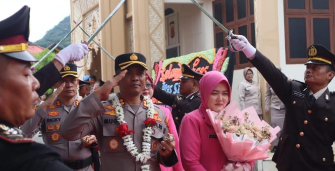 
					Lepas Pejabat Lama Kapolres Aceh Selatan diwarnai dengan Payung dan Pedang Pora