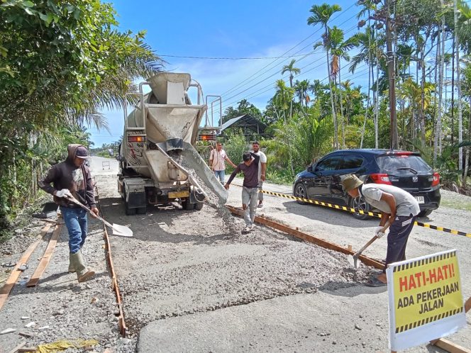 
					PUPR Aceh Barat Lakukan Perbaikan Jalan Berlubang Mulai Gampong Pungki Hingga Simpang Kisaran