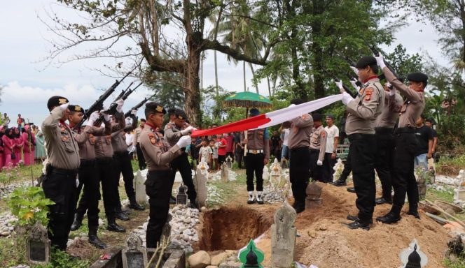 
					Bentuk Penghormatan Terakhir atas Meninggal Salah Satu Personil, Polres Aceh Selatan Gelar Pemakaman Kedinasan