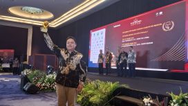 Driketur RSUD Sultan Iskandar Muda Nagan Raya, dr. Dedi Apriadi, M.K.M, Menerima Langsung Penghargaan TOP BUMD WORD 2025. Senin (28/4/2025). | Foto : ikhsan