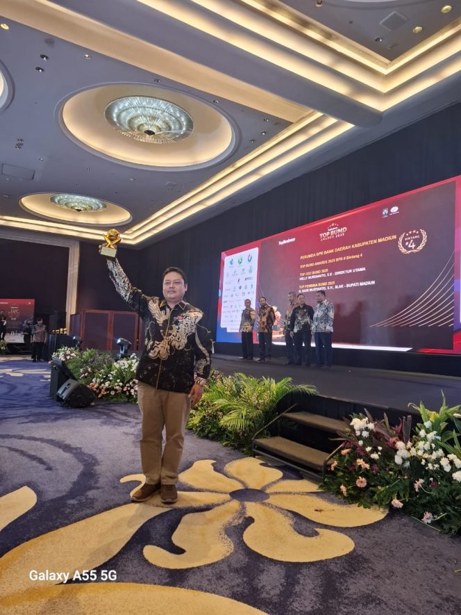 
					Driketur RSUD Sultan Iskandar Muda Nagan Raya, dr. Dedi Apriadi, M.K.M, Menerima Langsung Penghargaan TOP BUMD WORD 2025. Senin (28/4/2025). | Foto : ikhsan