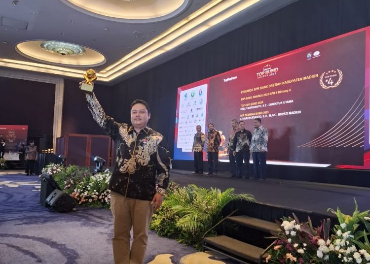 Driketur RSUD Sultan Iskandar Muda Nagan Raya, dr. Dedi Apriadi, M.K.M, Menerima Langsung Penghargaan TOP BUMD WORD 2025. Senin (28/4/2025). | Foto : ikhsan