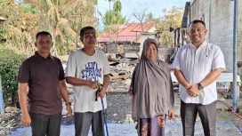 Wakil Ketua DPRK Nagan Raya Said Syahrul Rahmad Kunjungi Rumah Janda Lansia yang Terbakar, Senin (14/4/2025). | Foto : ikhsan