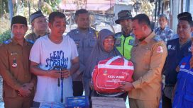 Wabup Nagan Raya Serahkan Bantuan Masa Panik, Kepada korban Rumah Janda Lansia yang Terbakar di Gampong Cot, Senin (14/4/2025). | foto : ist