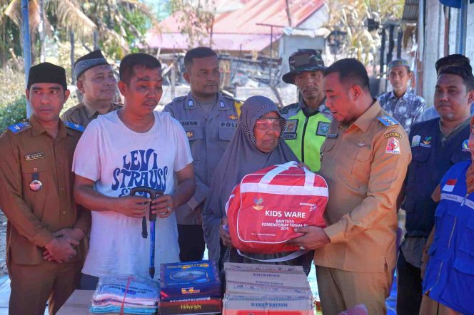 
					Wabup Nagan Raya Serahkan Bantuan Masa Panik, Kepada korban Rumah Janda Lansia yang Terbakar di Gampong Cot, Senin (14/4/2025). | foto : ist